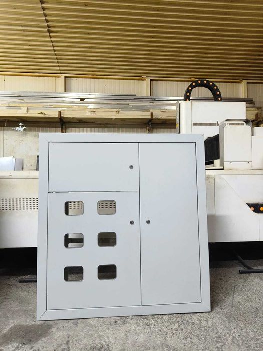 Электрический щит с кожухом