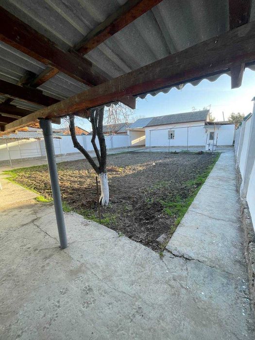 ХОВЛИЛИ УЙ СОТИЛАДИ СРОЧНО хамма кулайликлар мавжуд.