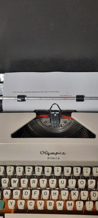 Mașină de scris Olympia Monica impecabilă