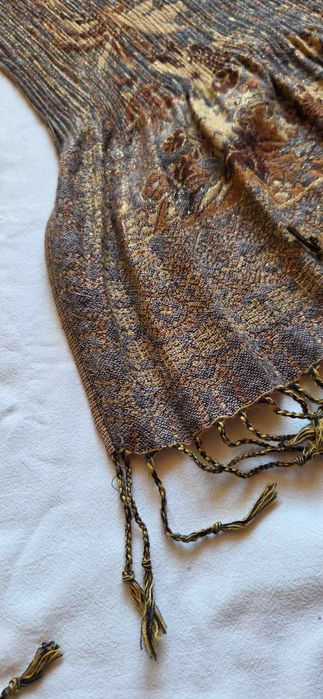 Дамски шал в кафявата гама