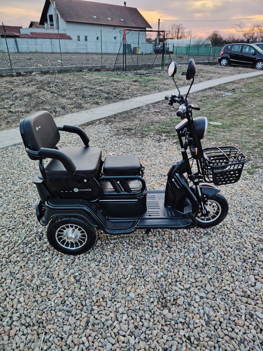 Triciclu electric 2 locuri 100 km aproape Nou 4 chei încărcător Alarma