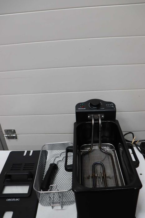 Фритюрник Cecotec CleanFry 3L 2000 W, неръждаема стомана, филтър OilCleaner, който поддържа олиото чисто, 3 литра