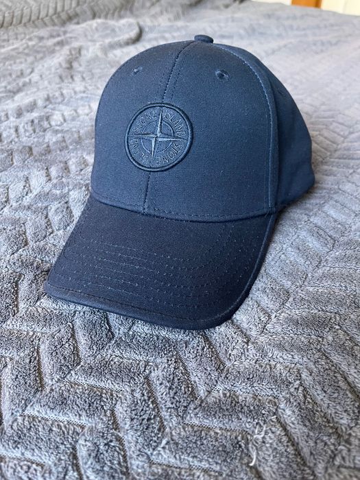 Шапка с козирка Stone Island