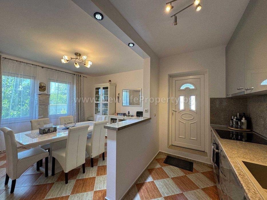 Двуетажен таунхаус в с. Кошарица, обл. Бургас