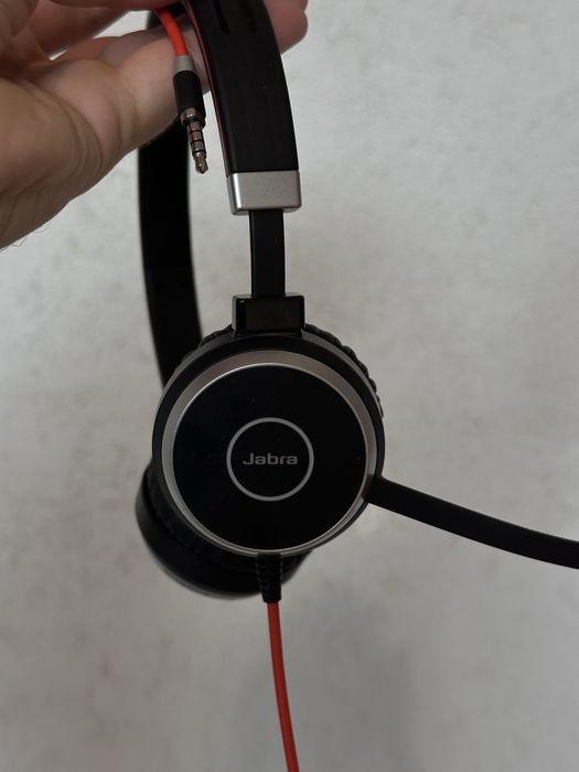 Casti Office nu stiu exact ce model sunt doar ca sunt de la JABRA