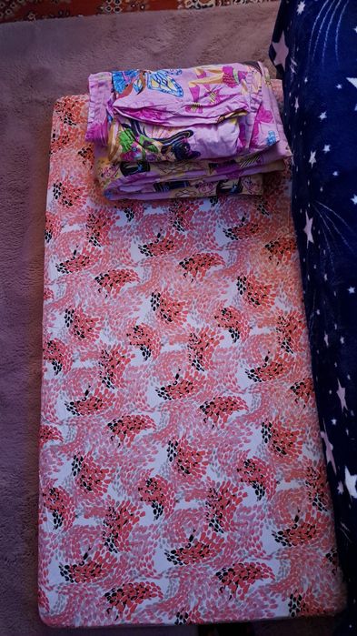 Vând saltea + lenjerie