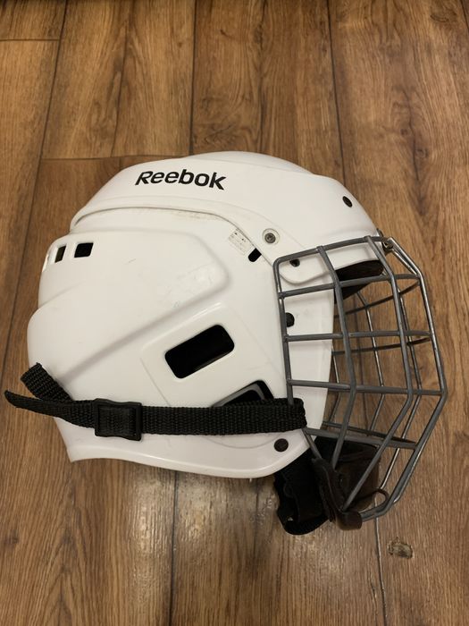 Продам Хоккейный шлем