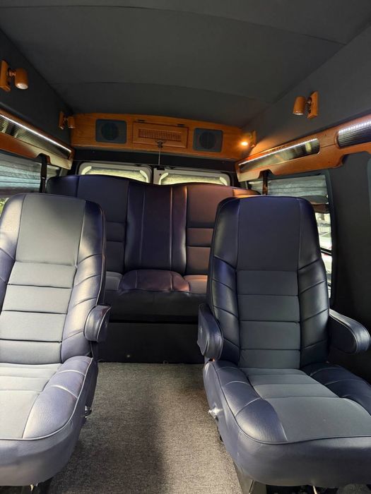 Ford Econoline 7 kishilik v8-5.5 mator