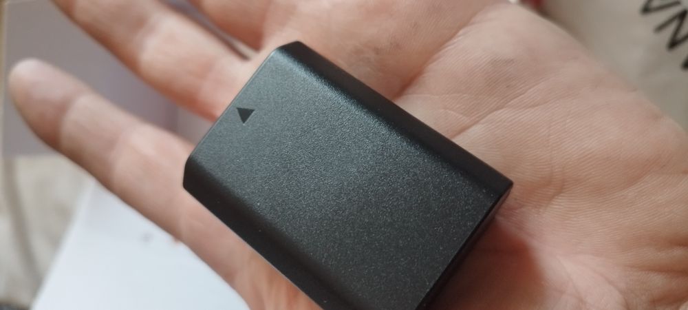 Комплект батерии NP-FZ100 2500mAh, 2 броя, с двупортово зарядно за Sony A7III, A7IV, A7C, ZV-E1