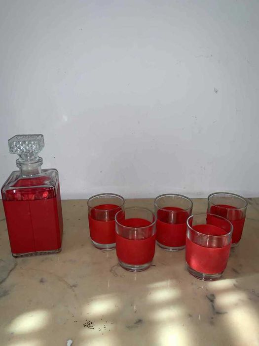 Sticla de whisky cinci pahare