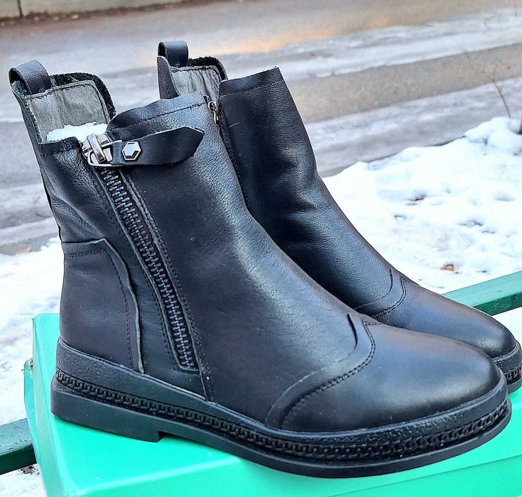 Продам зимние женские ботинки