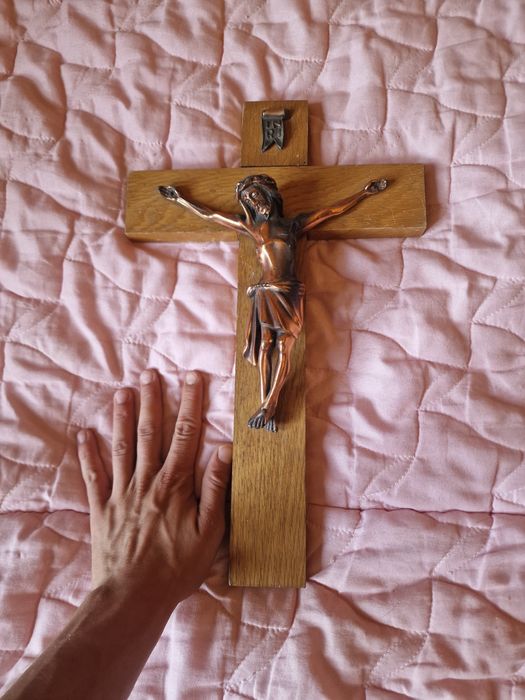 Голям кръст и фигура на Дева Мария