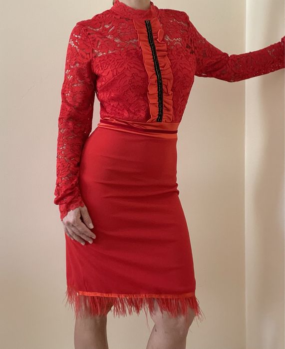 Червена рокля с дантела и пера. Размери С, М, Л.