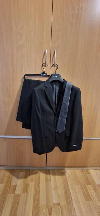 Мъжки костюм DKNY в комплект с вратовръзка и нова риза.