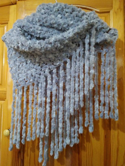 Дамски сив пухен шал