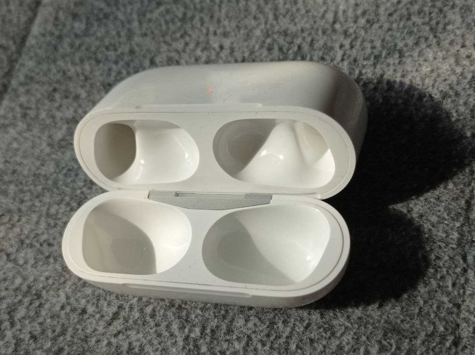 Зарядный кейс для беспроводных наушников AirPods Pro A2190