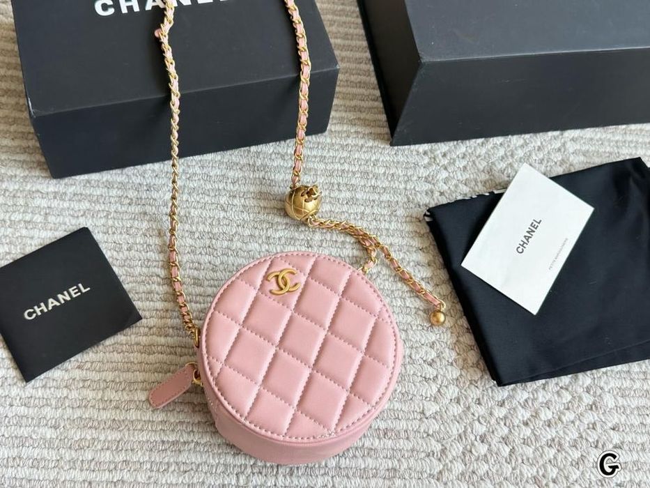 CHANEL чанта Quilted Round Clutch