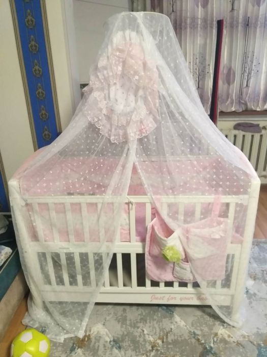 Продаю детскую кроватку. Для девочки.