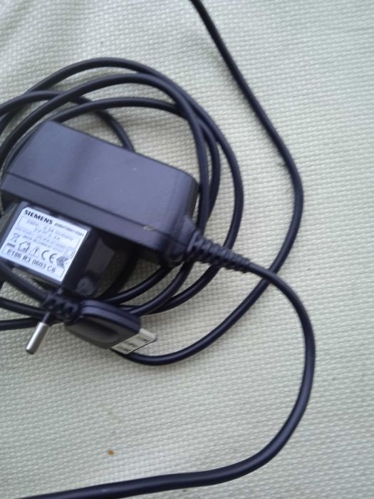 Стационарен телефон и зарядни устройства за мобилни телефони.