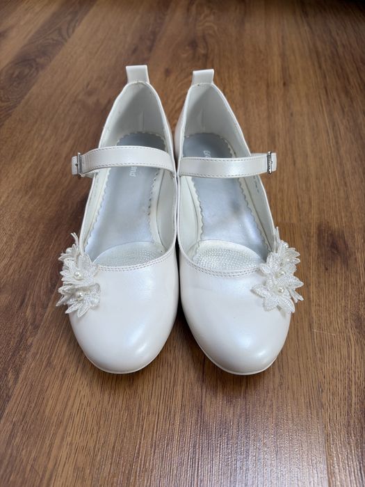 Pantofi eleganti pentru fete/ de Prima Împărtășan