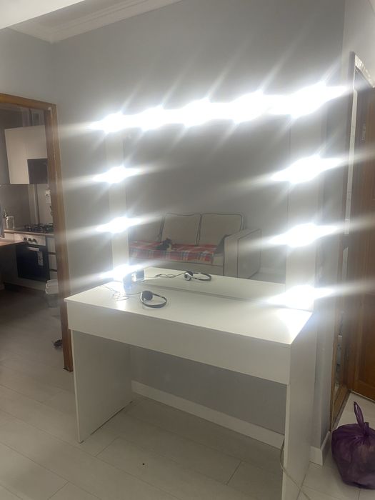 Маникюр стол зеркало  макияж