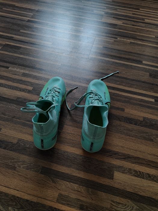 Продам футбольные бутсы