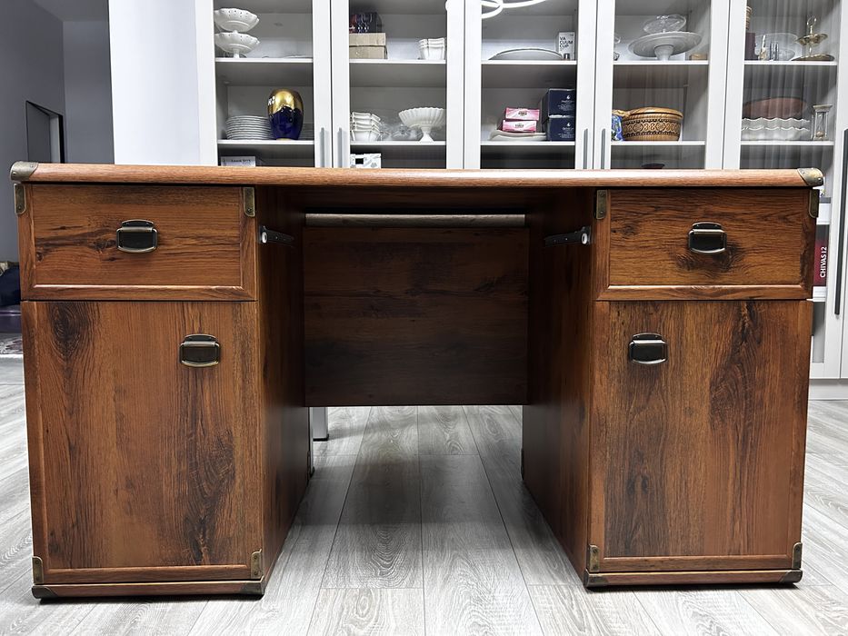 Рабочий стол с комодами