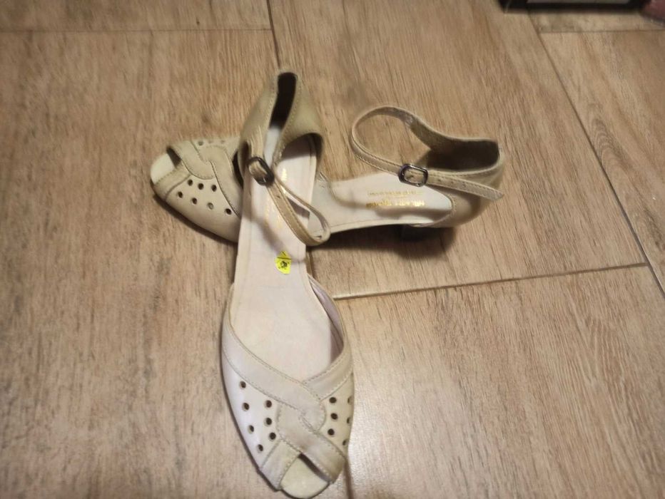 Бежови дамски сандали НОВИ