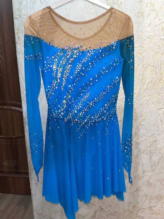 Продается новое платье для выступлений