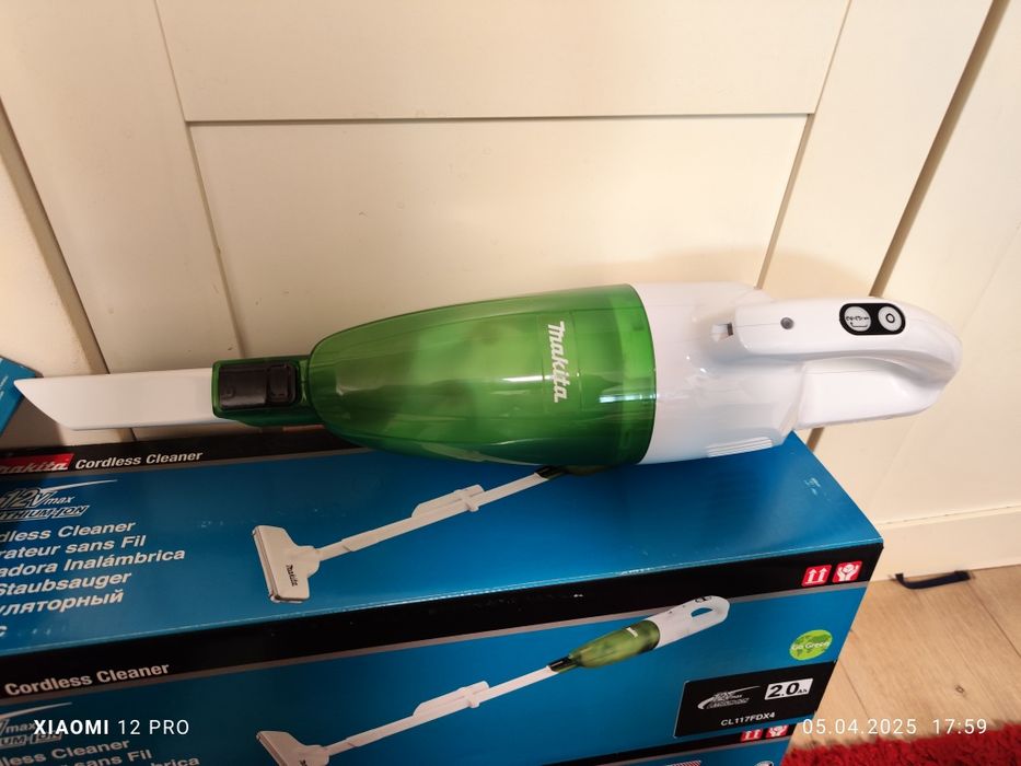 Aspirator cu acumulator incorporat Makita