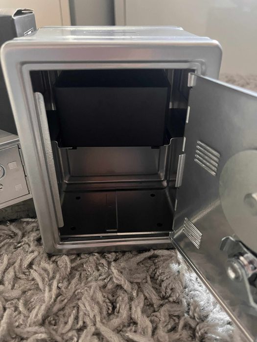 Метална касичка сейф