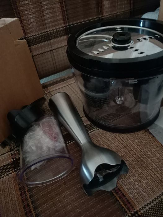 Блендер. На запчасти родам PHILIPS HR1377.