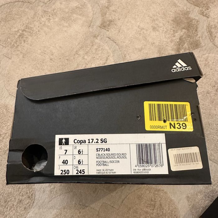 Футбольные бутсы adidas