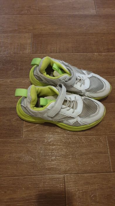 Продам девочковые кроссовки