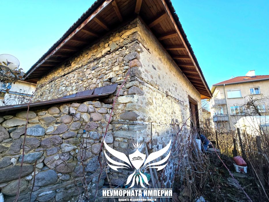 Четириетажна къща с постройки 394РЗП с широк двор 370кв. в гр.Смолян