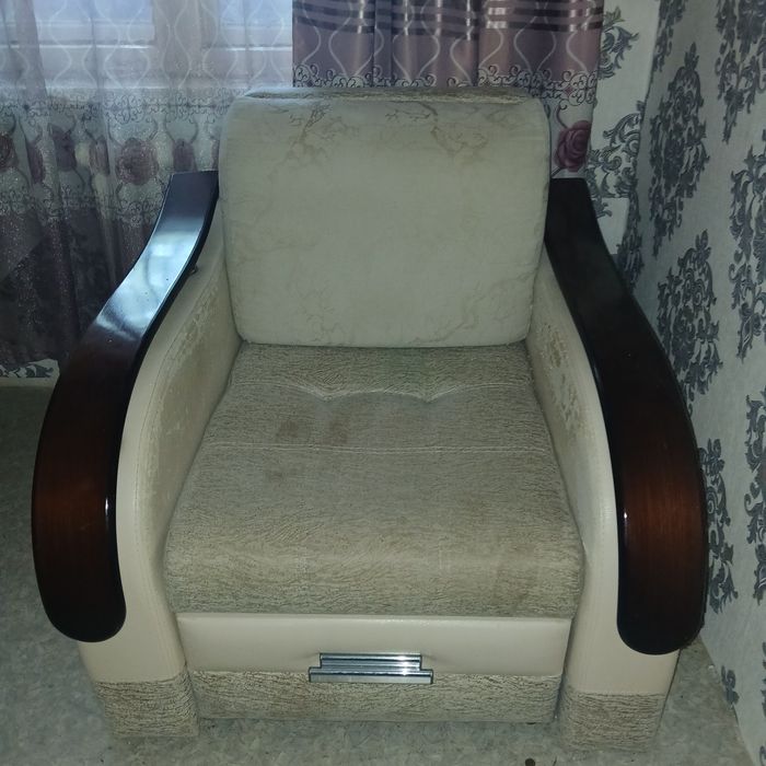 Срочно продам диван с креслом