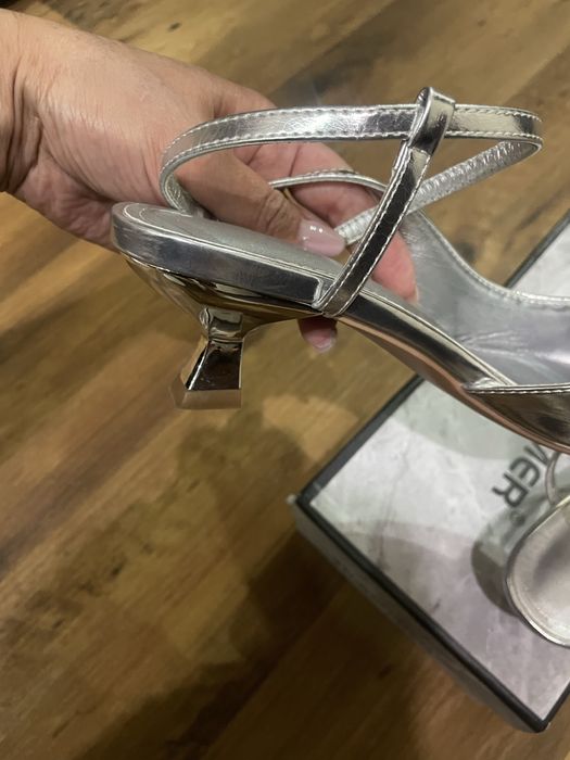 Босоножки серебристого цвета