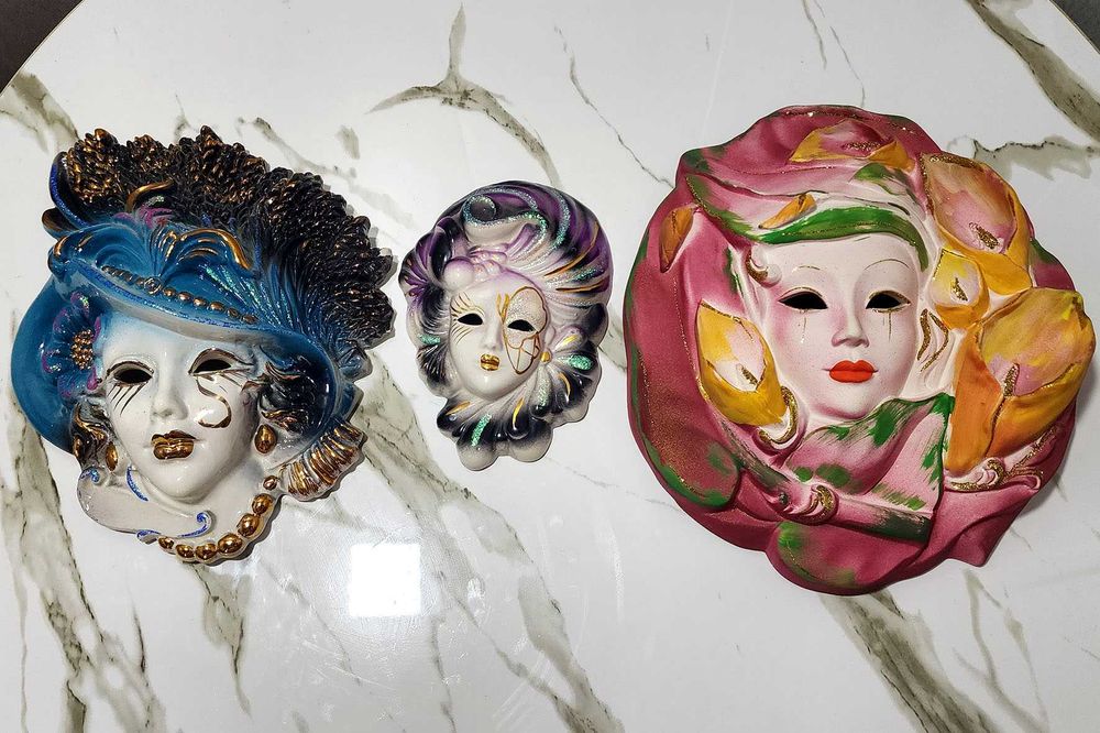 Декорированные маски на стену , изолированная поверх белого