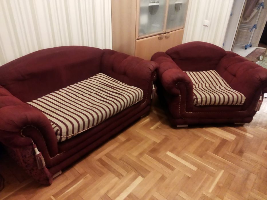 Двухместный диван и кресло