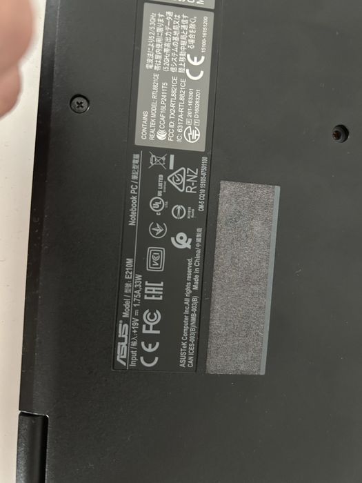 Laptop Asus E210
