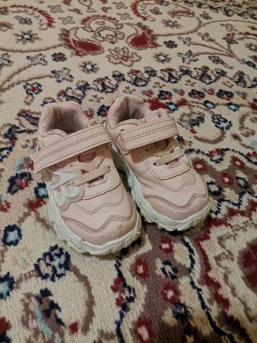 Продам детские кроссовки