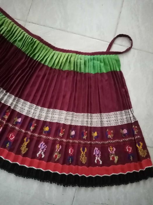 Женска народна носия-престилка и пищимал.