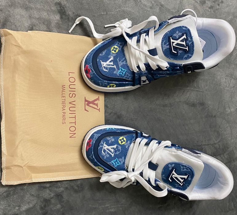 Vand adidasi noi de barbati Louis Vuitton