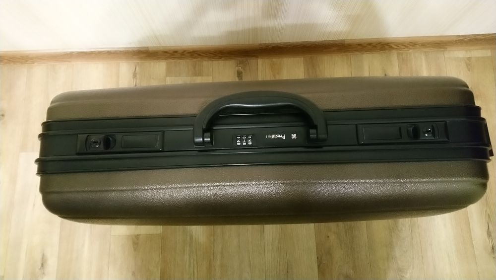 Чемодан с отделением для костюма