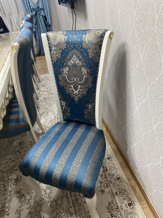 Стол и стулья