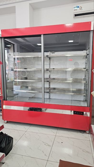 Продается витринный холодильник