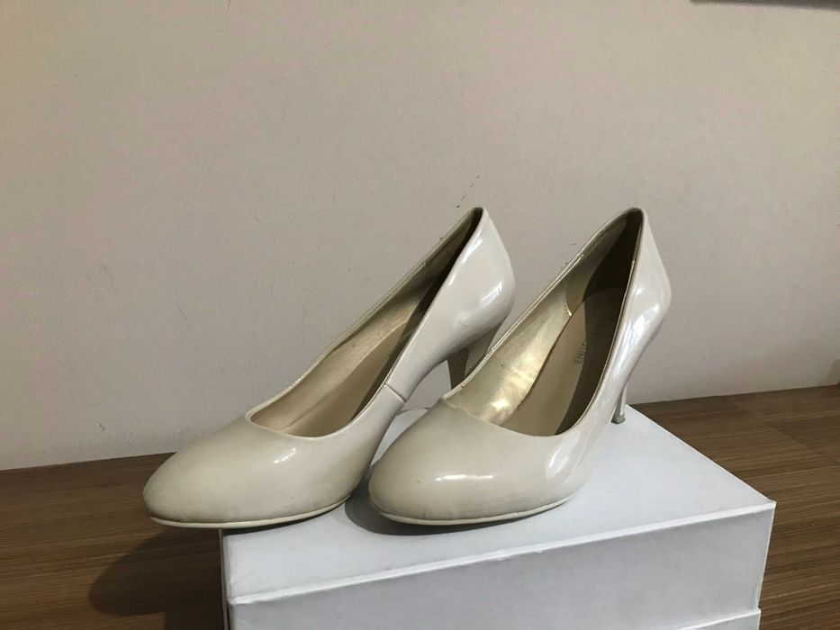 Официални обувки с ток