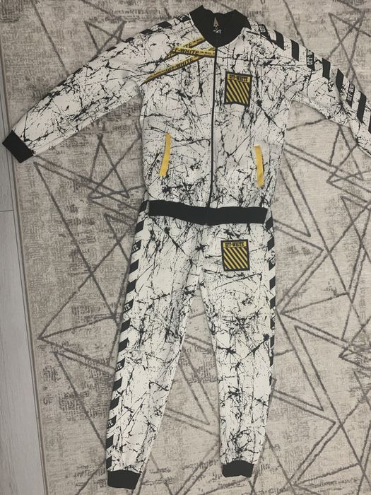 Продам спортивный костюм .