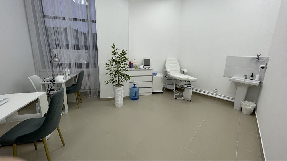 Продам педикюрное кресло ,комод, зеркало