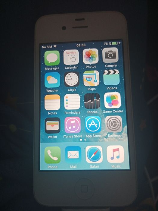 Vând iPhone 4 impecabil încărcător nu trimit prin curier doar în Ilfov Gruiu